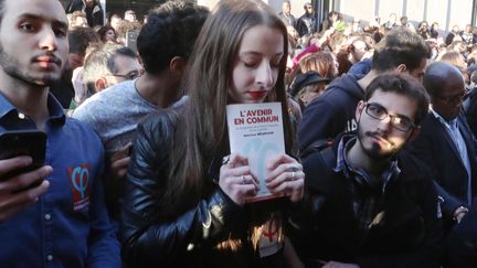 Une jeune femme à l'annonce de la défaite de Jean-Luc Mélenchon à l'issue du premier tour de la présidentielle, le 23 avril, à Paris. Image d'illustration. (XAVIER LAINE / GETTY IMAGES EUROPE)