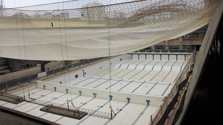 Les travaux de la piscine Georges-Vallerey (20e arrondissement parisien) ont débuté en août 2022 et devraient se terminer à la fin de l'année 2023. Ici, la vue dégagée du bassin olympique, sans toiture, le 3 mars 2023. (APOLLINE MERLE / FRANCEINFO: SPORT)