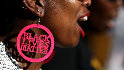 Une militante du mouvement Black Lives Matter à Sacramento (Californie), le 28 mars 2018. (JUSTIN SULLIVAN / GETTY IMAGES NORTH AMERICA / AFP)