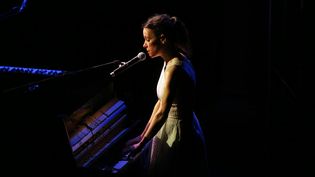 Emily Loizeau, chanteuse, à Carthage (Tunisie). (MOHAMED MESSARA / EPA)