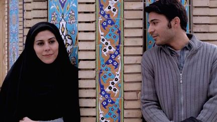 Mariage à l&#039;iranienne : portrait d&#039;une société qui étouffe les désirs et les aspirations individuelles en concoctant des mariages éphémères pour mieux la servir.
 (Jupiter Communications )