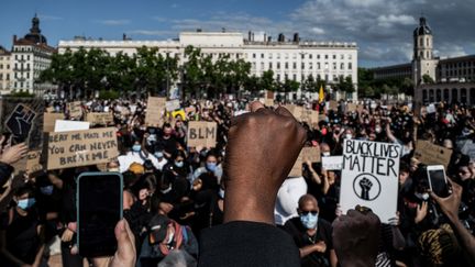 Des manifestants contre le racisme et les violences policières à Lyon, le 7 juin 2020. (JEFF PACHOUD / AFP)