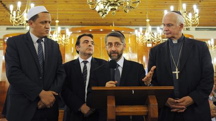 L'imam de Drancy (G.), le pr&eacute;sident du&nbsp;Consistoire central isra&eacute;lite de France (2e G.), le grand rabbin de France (C.) et l'&eacute;v&ecirc;que de Pontoise (D.), &agrave; la synagogue de Sarcelles (Val-d'Oise), le 21 juillet 2014. (STEPHANE DE SAKUTIN / AFP)