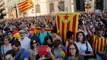 Les indépendantistes catalans célèbrent la déclaration d'indépendance de la région à Barcelone, le 27 octobre 2017. (JON NAZCA / REUTERS)