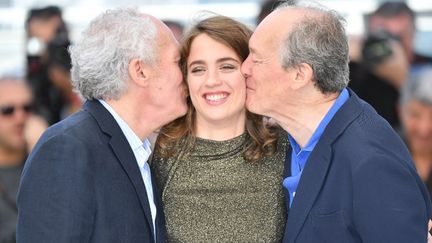 Les frères Dardenne entourent  Adèle Haenel, interprète de leur nouveau film "La fille inconnue", présenté mercredi en compétition officielle
 (MUSTAFA YALCIN / ANADOLU AGENCY)