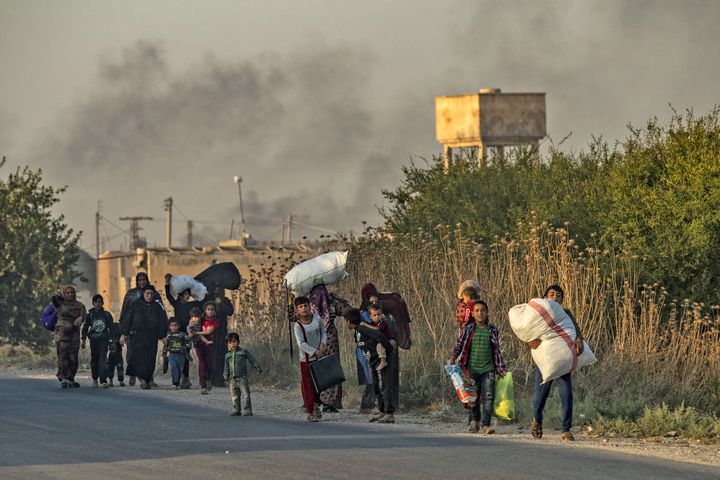 Des civils syriens et kurdes fuient les bombes turques&nbsp;à Ras al-Aïn, dans le nord-est de la Syrie, le 9 octobre 2019. (DELIL SOULEIMAN / AFP)