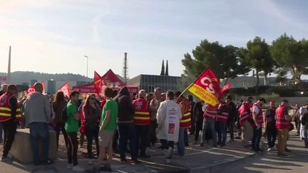 Pénurie de carburant : les raffineries toujours en grève, l'épreuve de force se poursuit (FRANCEINFO)