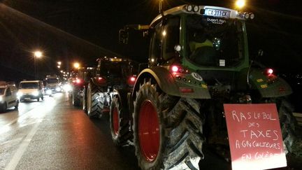 Des tracteurs en file indienne sur l'autoroute A13, jeudi 21 novembre 2013. (YANN THOMPSON / FRANCETV INFO)