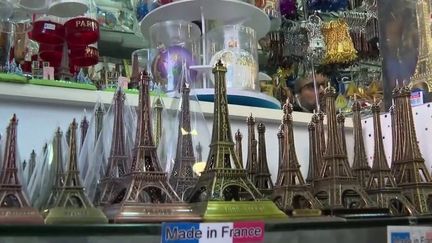 Paris : les magasins de souvenirs se réjouissent du retour des touristes