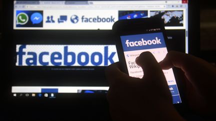 Facebook est sous le feu des critiques, accusé d'avoir divulgué les données personnelles de 50 millions d'utilisateurs. (NORBERTO DUARTE / AFP)