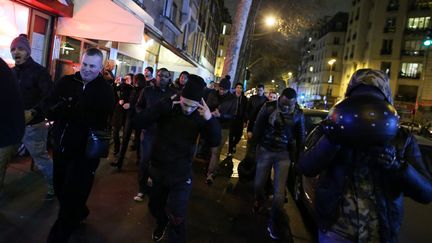 Des fans de Dieudonn&eacute; quittent le th&eacute;&acirc;tre de la Main d'Or, jeudi 16 janvier, apr&egrave;s un affrontement avec des manifestants oppos&eacute;s &agrave; la tenue de son spectacle.&nbsp; (KENZO TRIBOUILLARD / AFP)