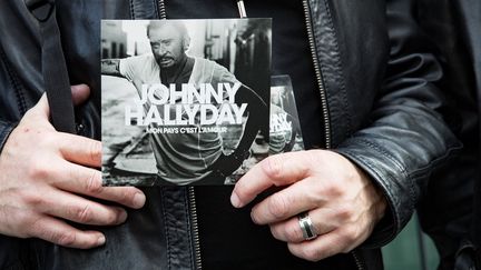 Pochette de l'album posthume de Johnny Hallyday, "Mon pays c'est l'amour", 15 octobre 2017
 (Geoffroy VAN DER HASSELT / AFP)