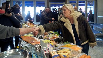 Marine Le Pen, candidate du RN à l'élection présidentielle, en campagne au marché de Courtenay (Loiret) le 19 mars 2022 (GUILLAUME SOUVANT / AFP)