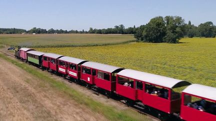 En Charente-Maritime, un train est classé aux monuments historiques. C’est le "train des mouettes". La locomotive a été fabriquée en 1891 et roule encore grâce au travail d’une association. Reportage.