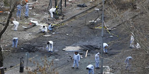 Des policiers travaillent sur les lieux de l'attentat à Ankara le 14 mars 2016 (REUTERS - Umit Bektas)