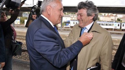 Jean-Pierre Raffarin accueille Jean-Louis Borloo à la gare de Poitiers, le 18 juillet 2011 (AFP / Alain Jocard)