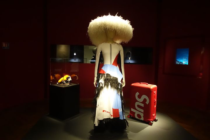 Exposition&nbsp;Luxes&nbsp;au Mad&nbsp;: robe artisanale et chapeau en plumes d'autruches blanches automne-hiver 2019 Koché + valise Supreme/Rimowa + sneakers Pierre Hardy collection automne-hiver 2014 (CORINNE JEAMMET)