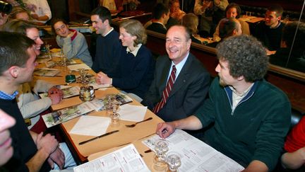 Jacques Chirac dans un restaurant parisien, en avril 2002.&nbsp; (PATRICK KOVARIK / AFP)