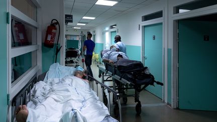 Un couloir du service des urgences de l'hôpital Delafontaine à Saint-Denis (Seine-Saint-Denis), le 17 juillet 2020. (JOEL SAGET / AFP)