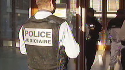 Lers policiers devant la faculté de Perpigan après le meurtre d'une secrétaire de l'établissement le 13 janvier 2009 (France 2)