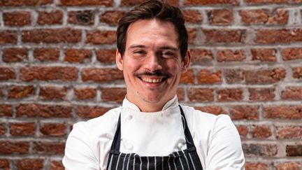 Le chef Damien Laforce, à Lille, défend la cuisine des Flandres, celle de son enfance et de la nature où il puise son inspiration. (FLORIAN DOMERGUE / LE BRAQUE)