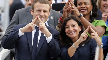 Emmanuel Macron et Anne Hidalgo défendent la candidature de Paris pour l'organisation des JO 2024. (JEAN-PAUL PELISSIER / POOL)