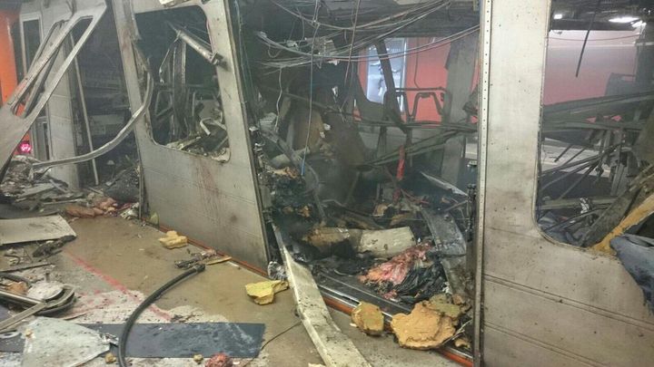 Une rame à la station Maelbeek du métro de Bruxelles (Belgique), le 22 mars 2016. La Stib, qui exploite le réseau, a confirmé à francetv info qu'il s'agissait bien de la rame touchée. (DR)