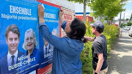 Pour ces élections législatives anticipées, l’équipe de la députée sortante Nicole Dubré-Chirat a préféré mettre la photo de Gabriel Attal plutôt que celle d’Emmanuel Macron. (CAMILLE MARIGAUX / FRANCEINFO)