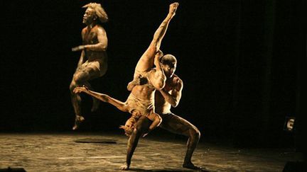 La Compagnie de danse contemporaine de Nouvelle-Calédonie, lors d'une représentation du "Berceau desesprits"
 (SÉBASTIEN MÉRION)