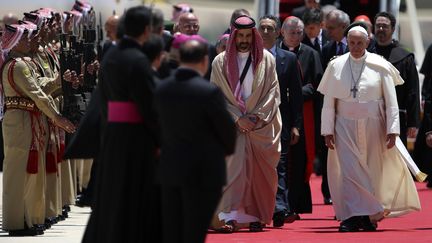 Le pape Fran&ccedil;ois est accueilli par le prince jordanien Ghazi Ben-Mohamed, &agrave; Amman (Jordanie), le 24 mai 2014. (MUHAMMAD HAMED / REUTERS)