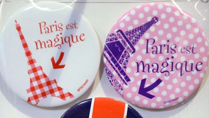 Des badges vendus &agrave; la boutique du PSG, le 16 novembre 2012, &agrave; Paris. (FRANCK FIFE / AFP)