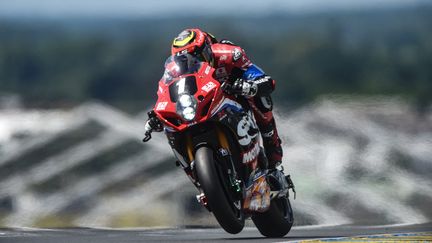 La Suzuki du team Yoshimura-SERT-Motul de&nbsp;regg Black, Xavier Siméon et Sylvain Guintoli aux 24h du Mans motos, le 12 juin 2021. (JEAN-FRANCOIS MONIER / AFP)