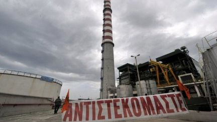 Bannière contre la privatisation  d'une compagnie d'électricité, dans le port du Pirée (AFP/LOUISA GOULIAMAKI)