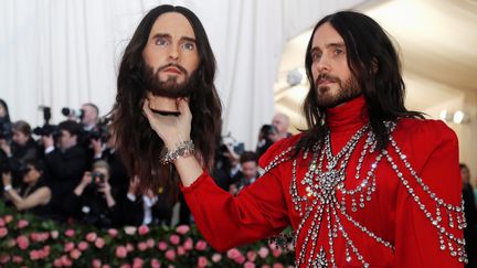 Les hommes se sont également surpassés pour cette nouvelle édition du gala, placée sous le thème de l'humour et de l'outrance. Le comédien, chanteur et réalisateur Jared Leto est arrivé sur les marches du musée... une reproduction à l'identique de sa tête à la main.&nbsp; (MARIO ANZUONI / REUTERS)