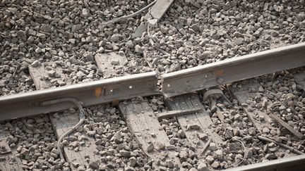 Les rails d&eacute;truits &agrave; Br&eacute;tigny-sur-Orge (Essonne), le 12 juillet 2013. (ROMAIN DA COSTA / AFP)