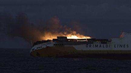 Le navire "Grande America" ravagé par un incendie au large des côtes bretonnes, le 12 mars 2019. (LOIC BERNARDIN / MARINE NATIONALE / AFP)