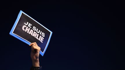 Sur le Vieux Port, à Marseille, quelqu'un brandit une pancarte "Je suis Charlie" (ANNE-CHRISTINE POUJOULAT / AFP)