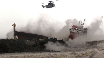 Le cargo battant pavillon espagnol s'est bris&eacute; en deux sur les rochers d'une plage d'Anglet (Pyr&eacute;n&eacute;es-Atlantiques). (BOB EDME / SIPA / AP)