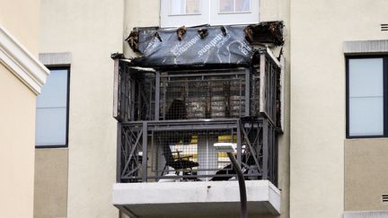 Le balcon du 4e &eacute;tage d'un immeuble est tomb&eacute; sur celui du dessous, dans la nuit du 15 au 16 juin 2015, &agrave; Berkeley (Californie). (ELIJAH NOUVELAGE / REUTERS)