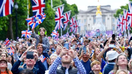 Des spectacteurs assistant au défilé aérien de la parade "Trooping the colour" à Londres, le 2 juin 2022. (JAMES VEYSEY / SHUTTERSTOCK / SIPA)