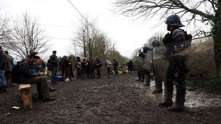 Face à face entre des zadistes et des gendarmes, mercredi 11 avril, sur la route des Fosses noires, à Notre-Dame-des-Landes. (GUILLAUME SOUVANT / AFP)