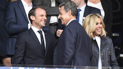 Emmanuel Macron et Nicolas Sarkozy, le 8 mai 2018, lors de la finale de Coupe de France entre le PSG et Les Herbiers, au stade de France, à Saint-Denis. (DAMIEN MEYER / AFP)