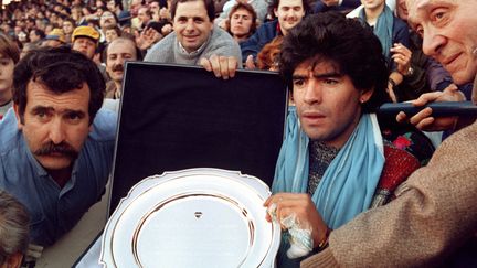 À la suite de la victoire de l'Argentine à la Coupe du monde de football en 1986, Diego Maradona reçoit des supporters argentins, un plateau célébrant&nbsp;ce succès. (DANIEL LUNA / AFP)