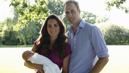 La premi&egrave;re photo officielle du prince George au c&ocirc;t&eacute; de ses parents Kate et William, le 19 ao&ucirc;t 2013. (AFP PHOTO / DUKE AND DUCHESS OF CAMBRIDGE / MICHAEL MIDDLETON)