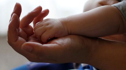 Le petit&nbsp;Harvey, trois mois, a été interrogé à l'ambassade des Etats-Unis à Londres (Royaume-Uni).&nbsp; (TORU HANAI / REUTERS)