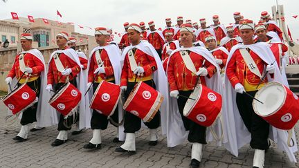 Des troupes tunisiennes d&eacute;filent lors des c&eacute;r&eacute;monies officielles du troisi&egrave;me anniversaire de la r&eacute;volution, le 14 janvier 2014 &agrave; Tunis. (FETHI BELAID / AFP)