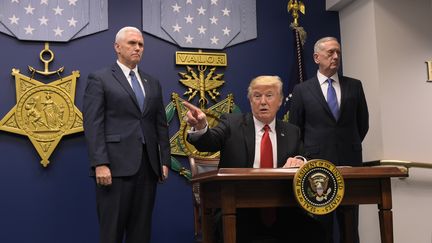 Le président américain Donald Trump, entouré du vice-président des Etats-Unis, Mike Pense (à gauche) et du secrétaire d'Etat à la&nbsp;Défense, James Mattis, le 27 janvier 2017, au Pentagone. (MANDEL NGAN / AFP)