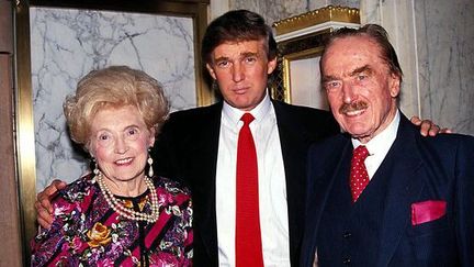 Mary et Fred Trump entourent leur fils, Donald. (The Guardian)