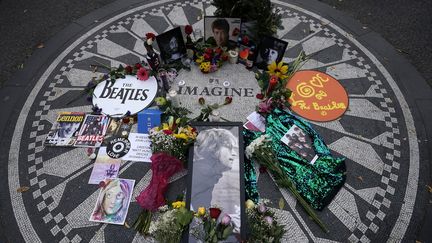 Hommage de ses fans à John Lennon, à Central Park (New York), le 8 décembre 2020 (TIMOTHY A. CLARY / AFP)