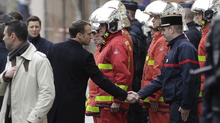 Emmanuel Macron à proximité de la place de l'Etoile, le 2 décembre 2018, au lendemain des violences commises lors du rassemblement des "gilets jaunes". (GEOFFROY VAN DER HASSELT / AFP)